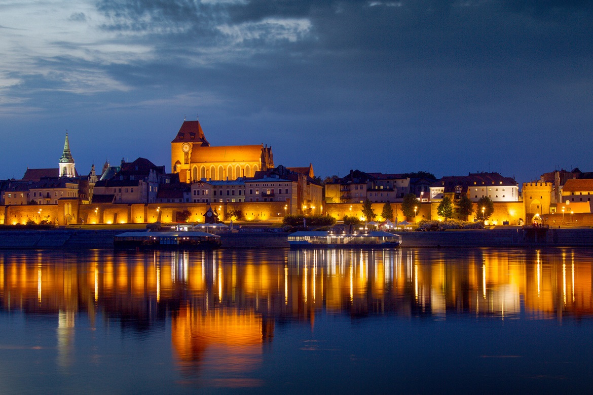 Toruń – panorama nocna na Stare Miasto z drugiego brzegu Wisły