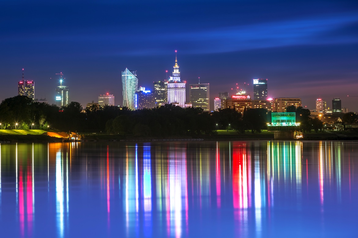 Warszawa – panorama rozświetlonych nocą wieżowców z perspektywy Wisły