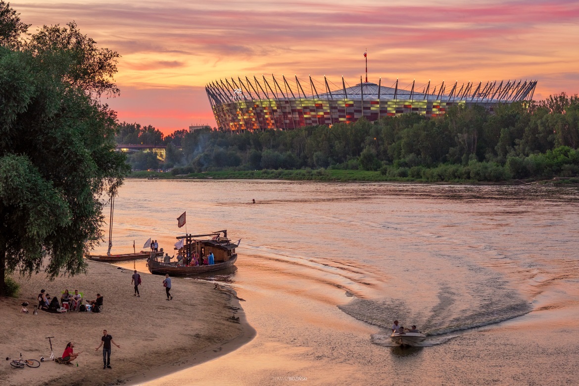 Warszawa – Plaża nad Wisłą przy Porcie Czerniakowskim z widokiem na Stadion Narodowy