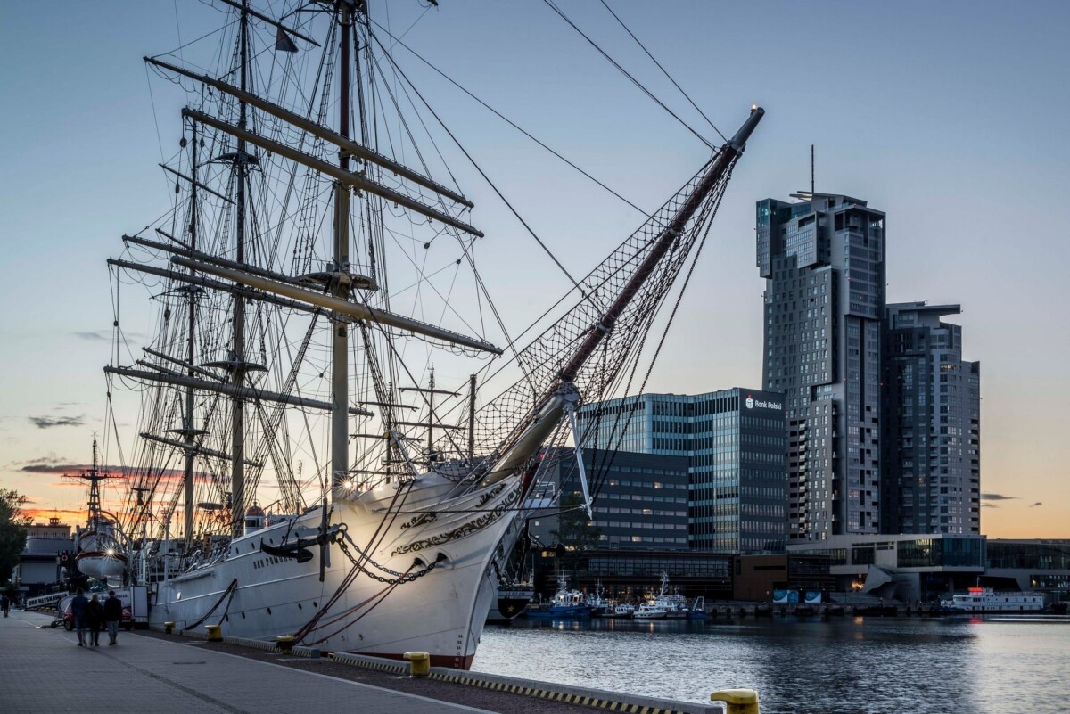 Gdynia wieczorem – ORP Blyskawica, Dar Pomorza, Sea Towers; fot. W. Jakubowski
