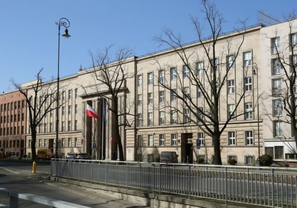 Warszawa, gmach dawnego Ministerstwa WRiOP, fasada od strony al. Szucha, 2022 r., zb. NID, fot. P. Kobek https://zabytek.pl/pl/obiekty/warszawa-gmach-dawnego-Ministerstwa-WRiOP