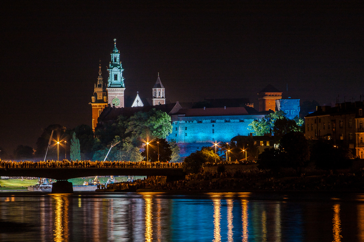 Kraków – panorama nocna Wzgórza Wawelskiego z perspektywy Wisły