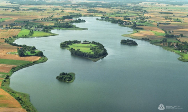 Ostrów Lednicki, woj. wielkopolskie. Wyspa Mewia, Ostrów Lednicki, Ledniczka, widok od pn - wsch., stan z 1998 r., fot. W. Stępień. https://zabytek.pl/pl/obiekty/rybitwy-wyspa-ostrow-lednicki
