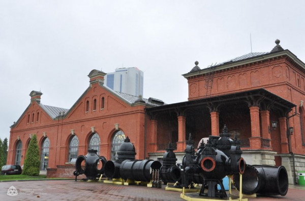 Warszawa, Stacja Filtrów – jeden z budynków technicznych, obecnie zaadaptowany częściowo na salę ekspozycyjną, 1899-1900. https://zabytek.pl/pl/obiekty/warszawa-warszawa-zespol-stacji-filtrow-williama-lindleya