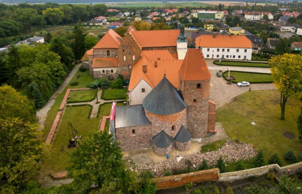 Strzelno, widok zespołu z lotu ptaka, fot. M. Achtel, wł. Parafia Rzymskokatolicka pw. Świętej Trójcy w Strzelnie https://zabytek.pl/pl/obiekty/strzelno-strzelno-zespol-dawnego-klasztoru-norbertanek