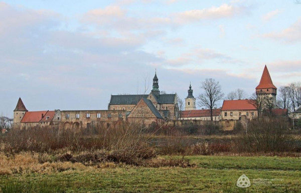 Sulejów, woj. łódzkie. Klasztor cystersów XIII-XVIII w., widok od południa, stan z 2009 r. https://zabytek.pl/pl/obiekty/sulejow-sulejow-zespol-opactwa-cystersow-2