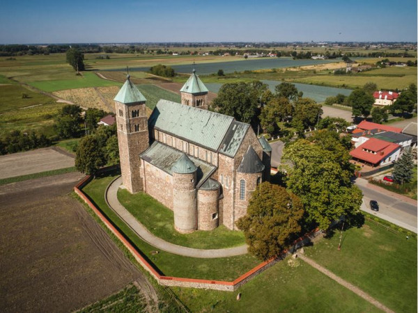 Tum, archikolegiata, widok z lotu ptaka od strony południowo-wschodniej, 2021 r., zb. NID , fot. Piotr Sekuła https://zabytek.pl/pl/obiekty/tum-zespol-archikolegiaty-pod-wezwaniem-najswietszej-maryi