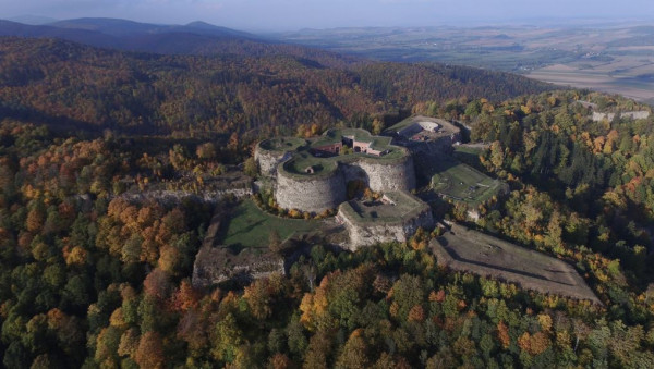 Srebrna Góra, twierdza z lotu ptaka, fot. zb. Twierdza Srebrna Góra sp. z o.o. https://zabytek.pl/pl/obiekty/srebrna-gora-twierdza-srebrnogorska-nowozytna-warownia-gorska-z-