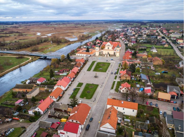 Tykocin, widok na Rynek i wschodnią część miasta, 2017, fot. P. Sekuła https://zabytek.pl/pl/obiekty/tykocin-historyczny-zespol-miasta-tykocin