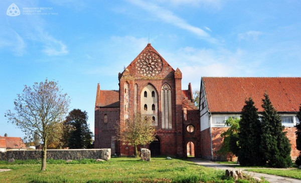 Kołbacz, woj. zachodniopomorskie. Założenie dawnego klasztoru cystersów z pocz. XIII-XIX w., kościół i dom konwersów, widok od zachodu, stan z 2009 r., fot. R. Walkiewicz https://zabytek.pl/pl/obiekty/kolbacz-kolbacz-zalozenie-dawnego-klasztoru-cystersow-pozniejsz