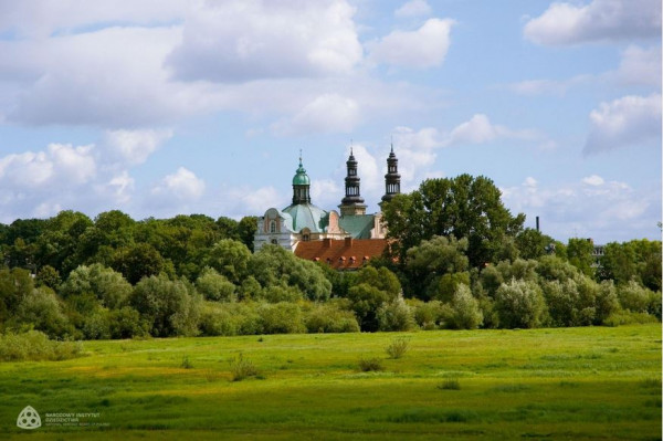 Widok na pocysterskie założenie klasztorne od zachodu https://zabytek.pl/pl/obiekty/lad-zespol-dawnego-opactwa-cysterskiego-w-ladzie-nad-warta