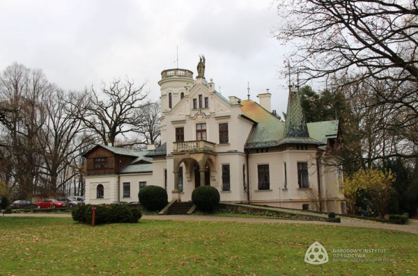 Oblęgorek, elewacja frontowa pałacyku Henryka Sienkiewicza, fot. OT NID https://zabytek.pl/pl/obiekty/oblegorek-palacyk-henryka-sienkiewicza-wraz-z-zabytkowym-pa