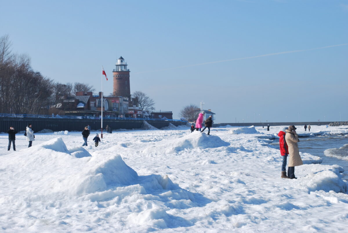 Plaża w Kołobrzegu w zimowej scenerii