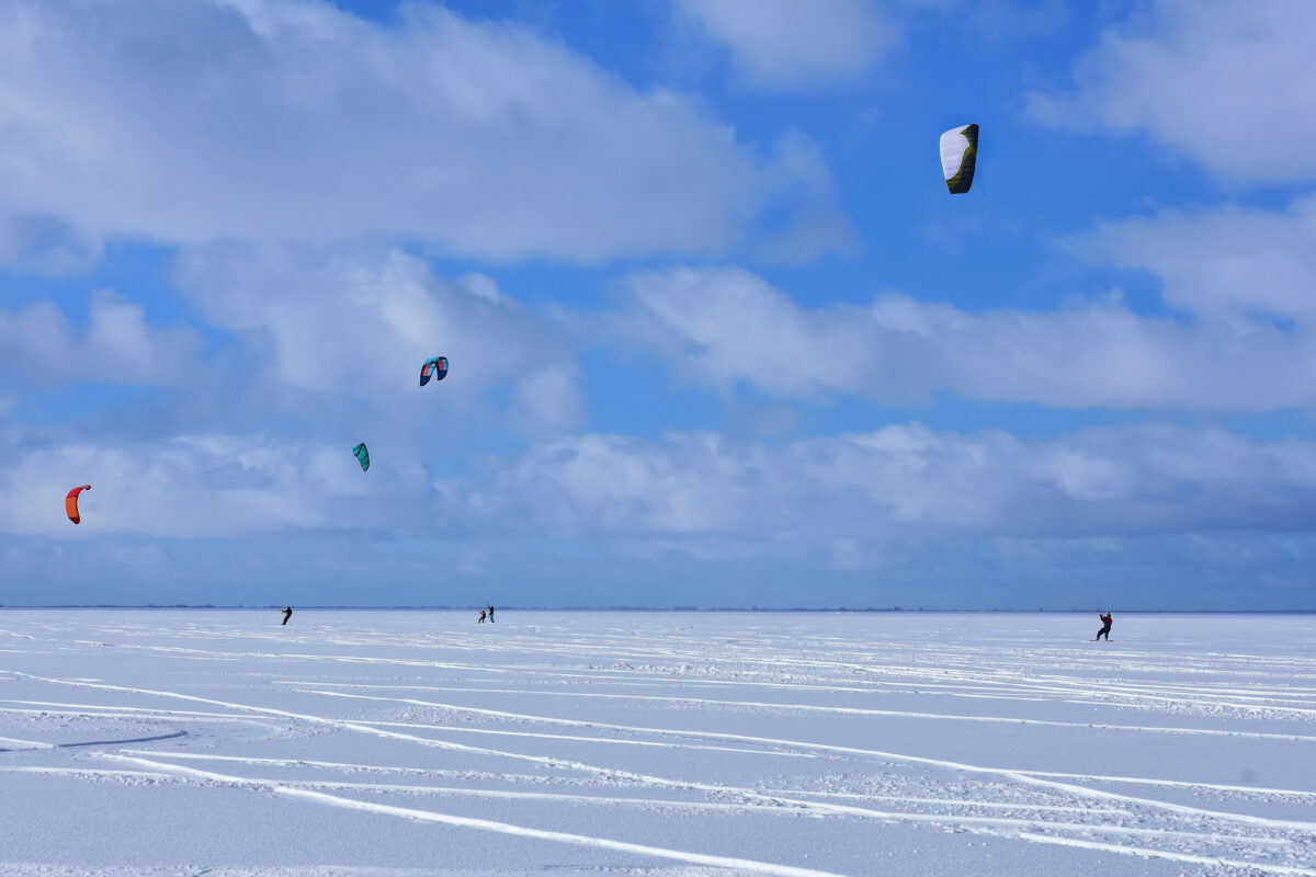 Kitesurfing zimą na Zalewie Wiślanym