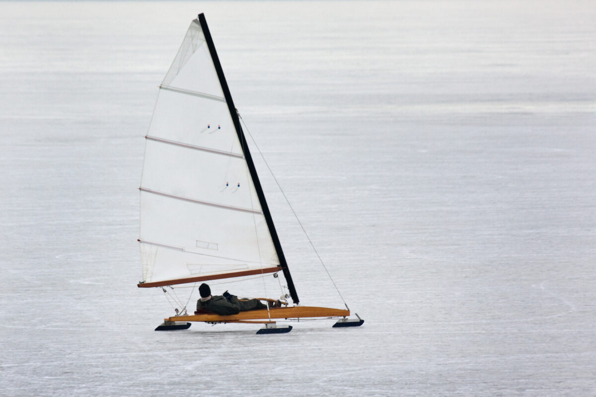 Sporty zimowe na zamarzniętych jeziorach