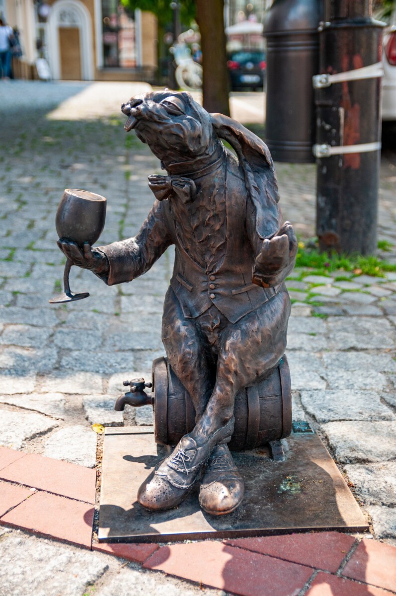 Gniezno, rzeźba królika na Szlaku Piastowskim