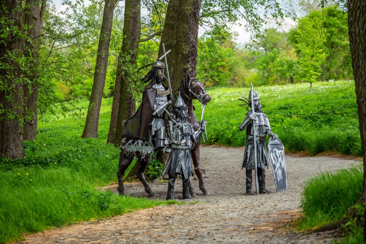 Lednica, Metalowe rzeźby w Muzeum Pierwszych Piastów