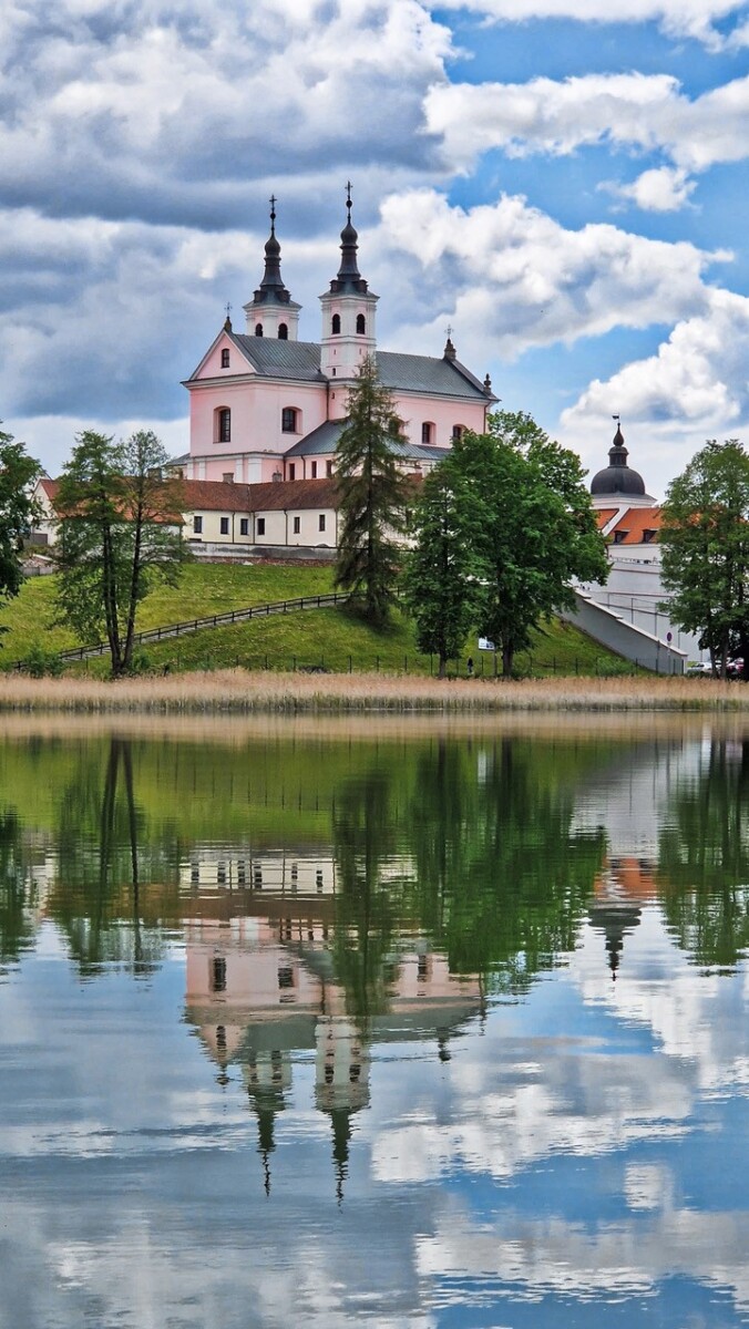 Pokamedulski klasztor w Wigrach - widok z jeziora Wigry, fot.: kopanina.pl