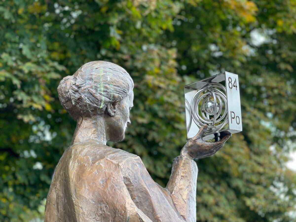 Warszawa, Pomnik Marii Skłodowskiej- Curie na wiślanej skarpie