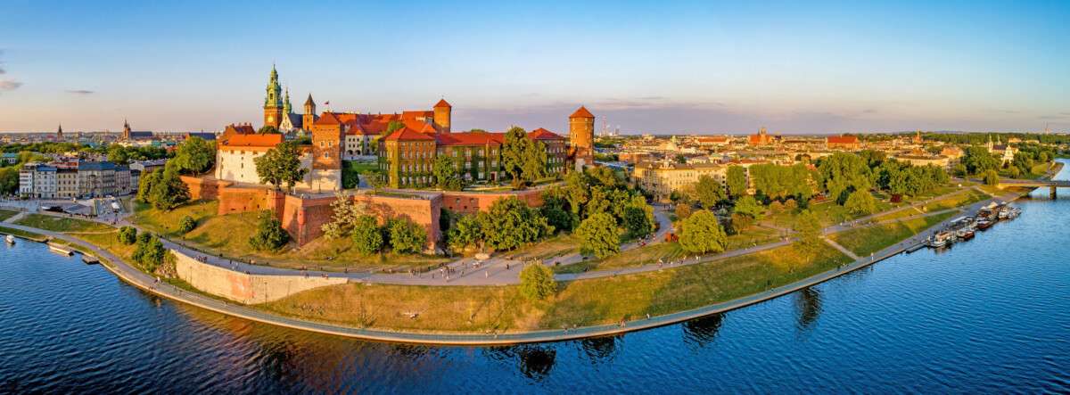 Widok z lotu ptaka na Wawel i panoramę Krakowa
