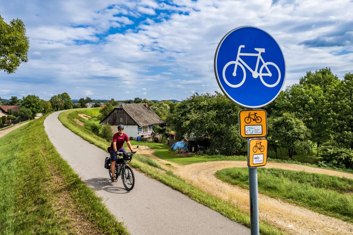 Wiślana Trasa Rowerowa (EuroVelo 4) koło Oświęcimia w Małopolsce, fot. Szymon Nitka