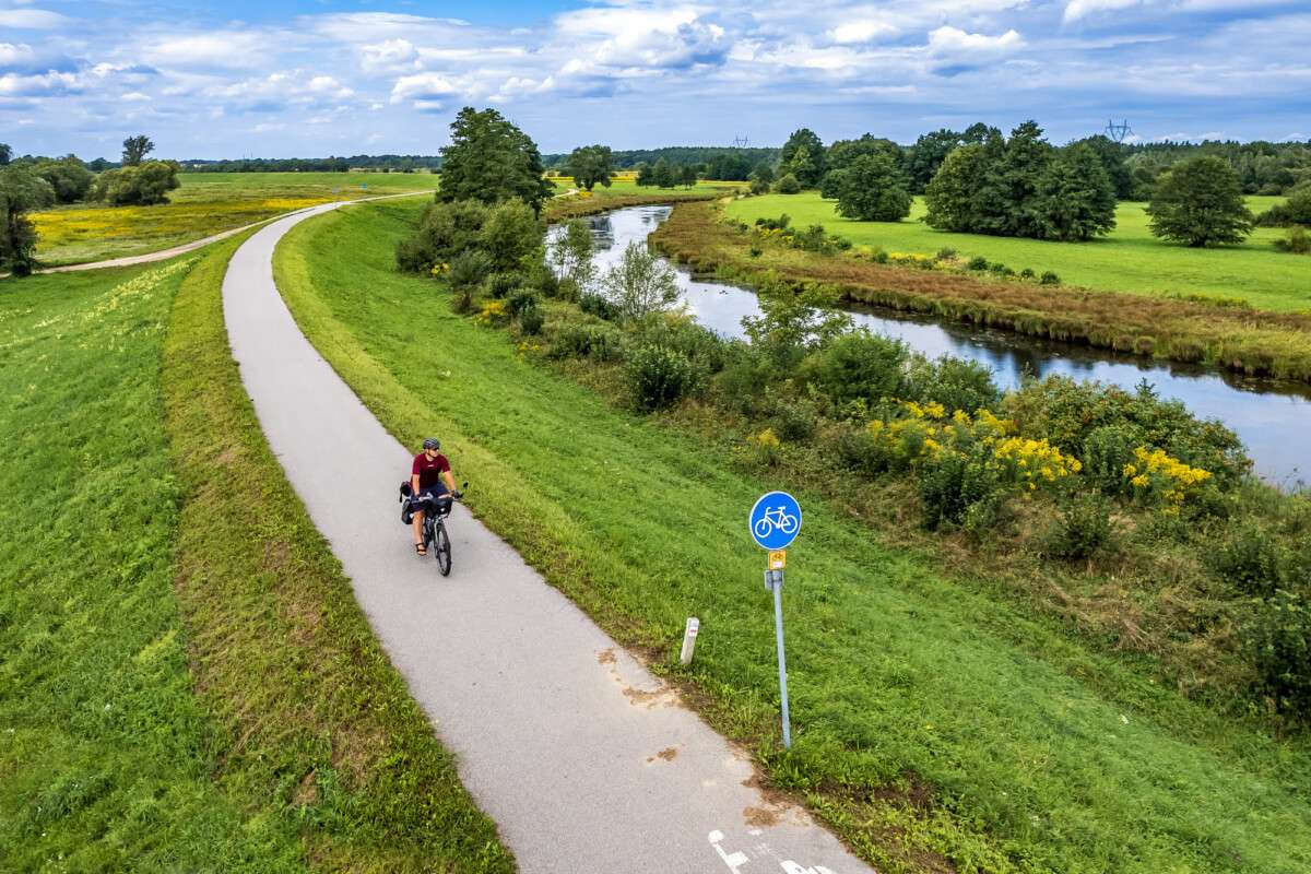 Wiślana Trasa Rowerowa (EuroVelo 4) koło Oświęcimia w Małopolsce, fot. Szymon Nitka