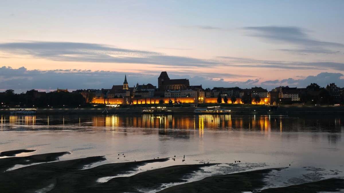 Toruń, nocna panorama z Kępy Bazarowej